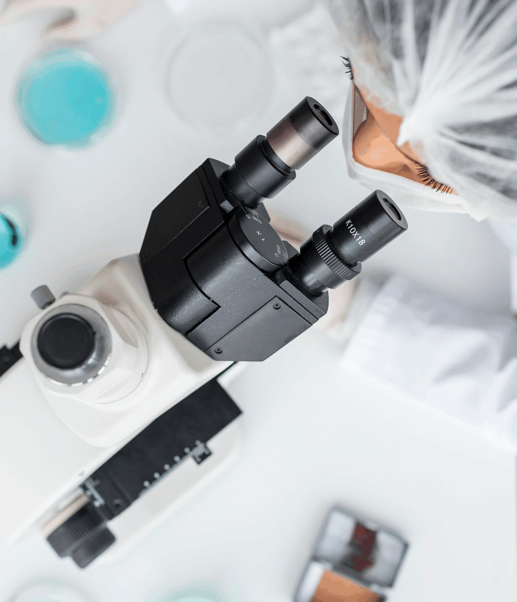 cerrar-cientifico-mirando-traves-de-la-lente-ocular